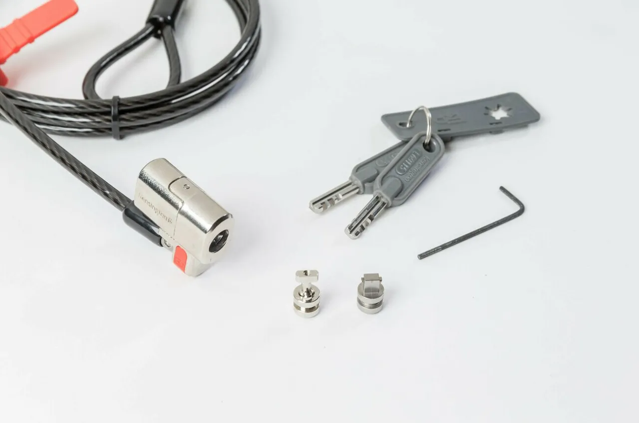 Fashion Kensington ClickSafe® Keyed Laptop Lock for Wedge-Shaped Lock Slot