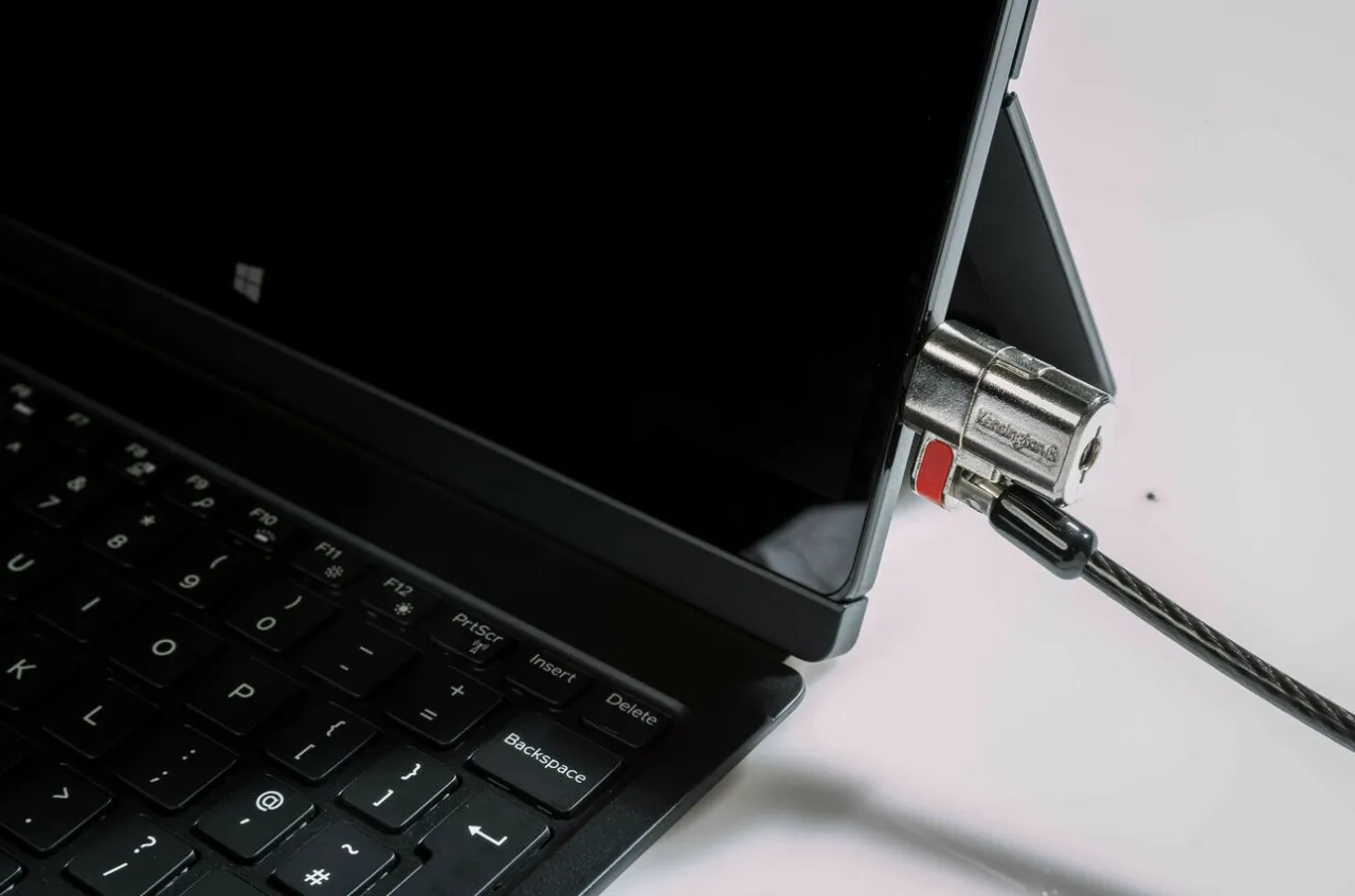 Fashion Kensington ClickSafe® Keyed Laptop Lock for Wedge-Shaped Lock Slot