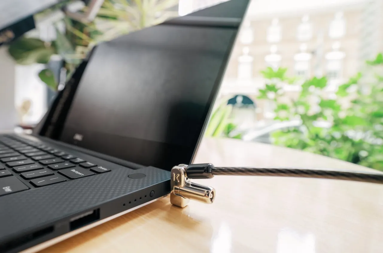 Store Kensington Keyed Wedge-Shaped Laptop Lock for Dell and Alienware Devices